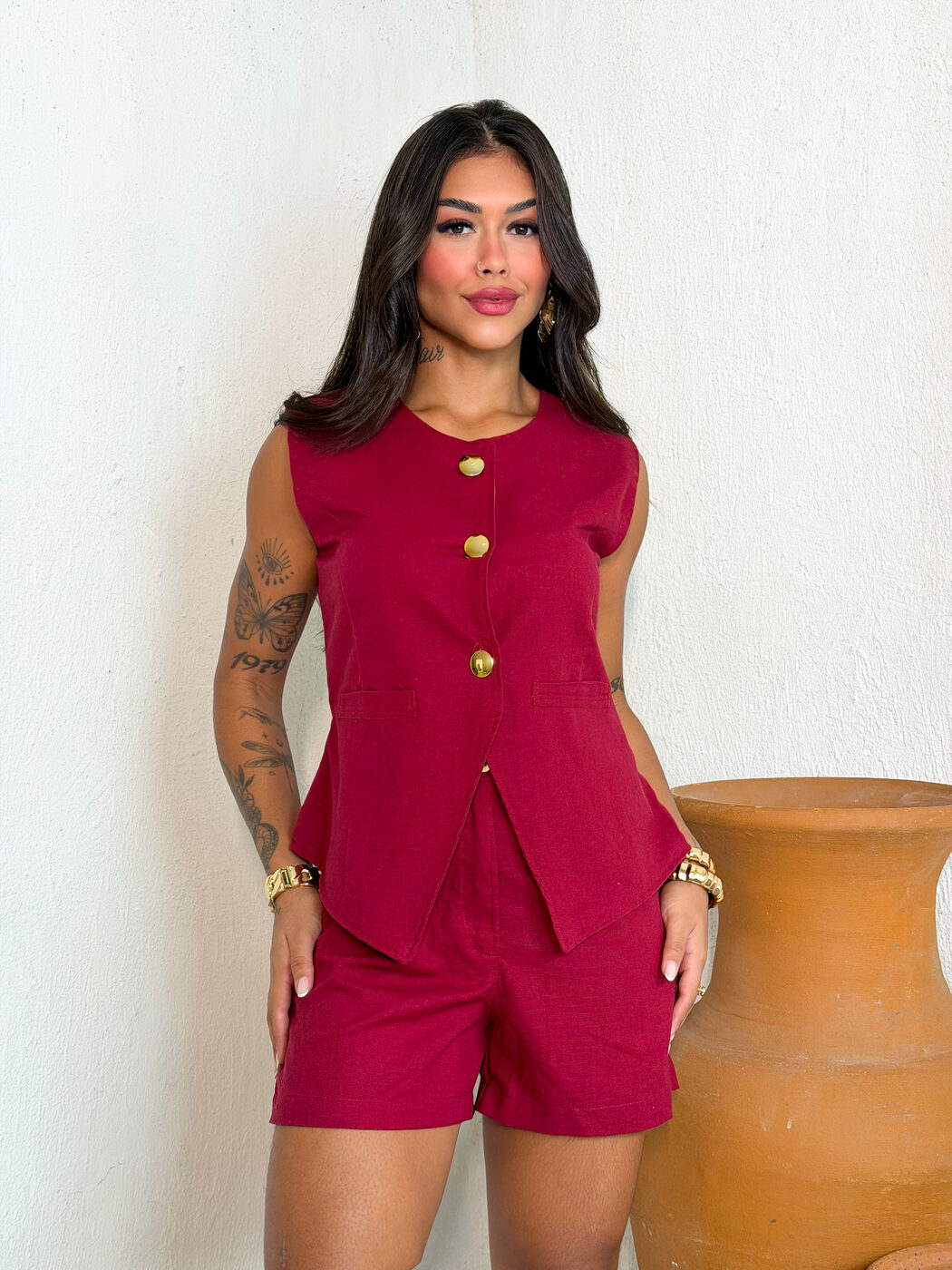 Conjunto colete e shorts bordô com botões dourados